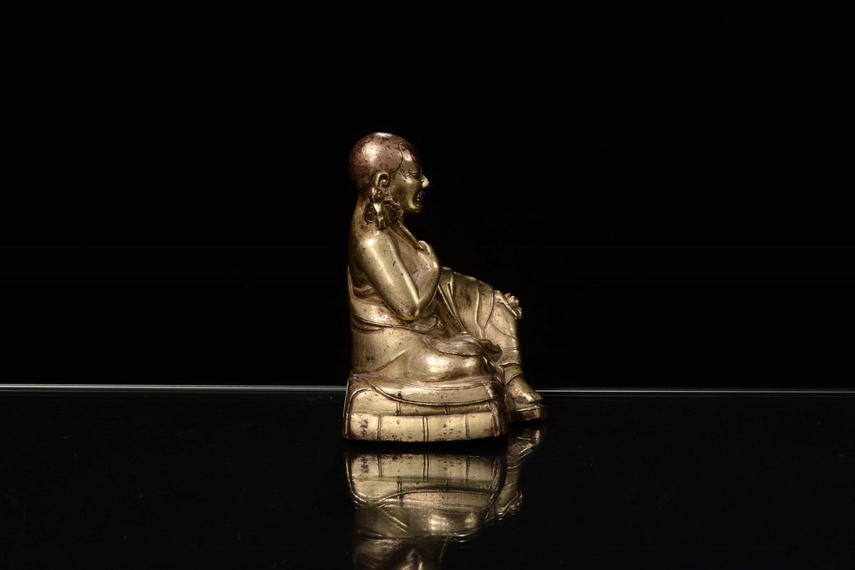 Scultura in Bronzo Dorato Raffigurante Monaco Seduto, Tibet, XVII Secolo