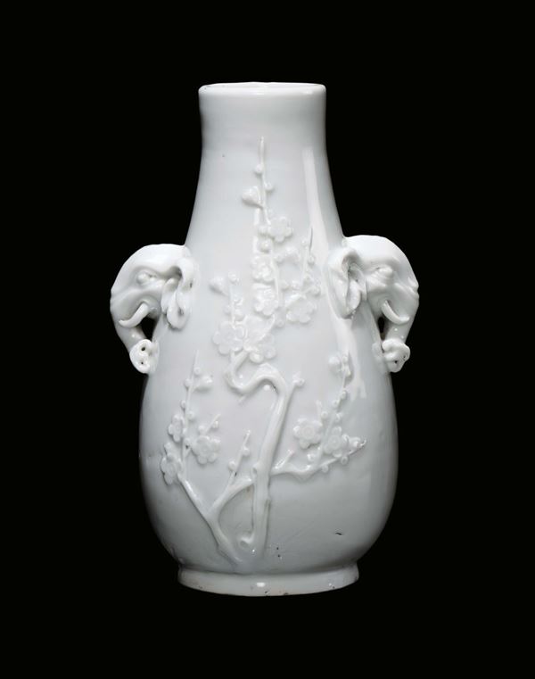 Vasetto in porcellana  Blanc de Chine biansato con teste di elefanti e fiori di pruno a rilievo, Dehua, Cina, Dinastia Qing, XVIII secolo