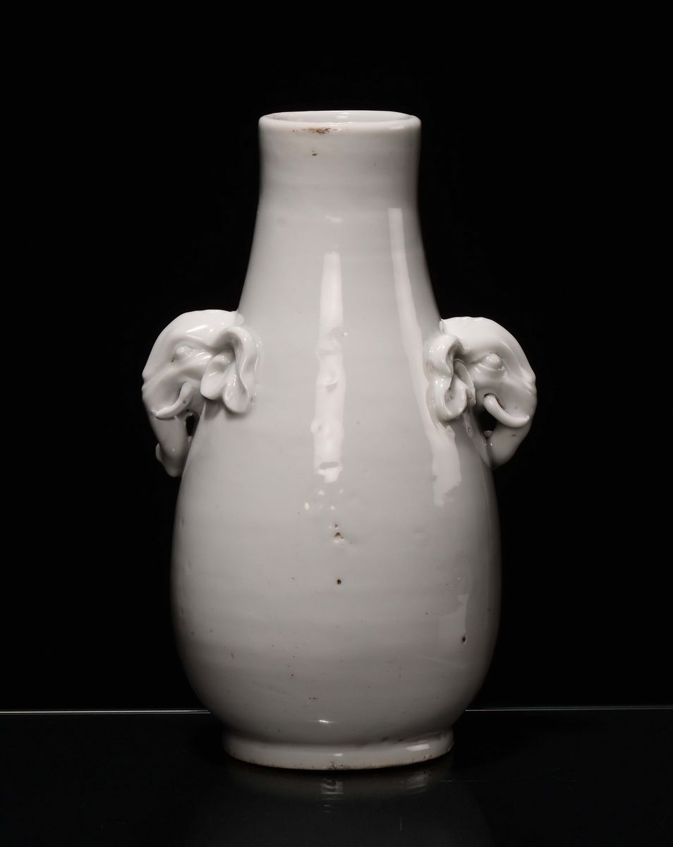 Vasetto in Porcellana Blanc De Chine Biansato con Teste di Elefanti e Fiori di Pruno a Rilievo, D...