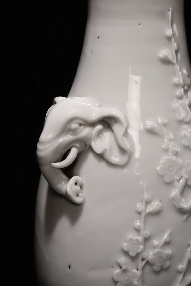 Vasetto in Porcellana Blanc De Chine Biansato con Teste di Elefanti e Fiori di Pruno a Rilievo, D...
