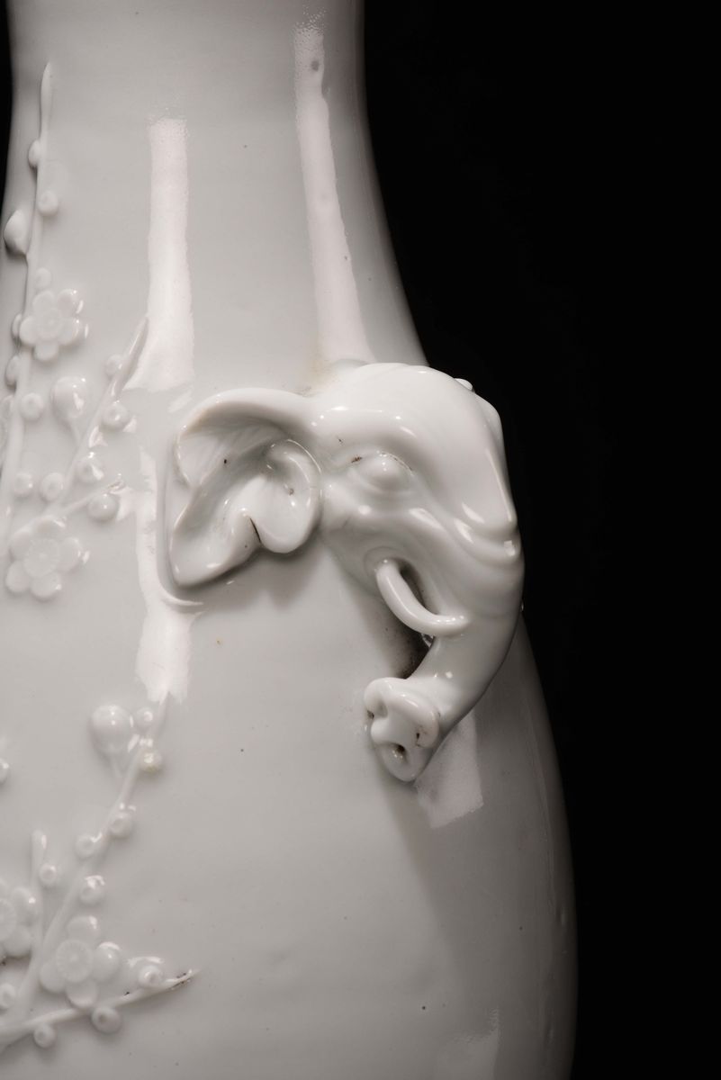 Vasetto in Porcellana Blanc De Chine Biansato con Teste di Elefanti e Fiori di Pruno a Rilievo, D...