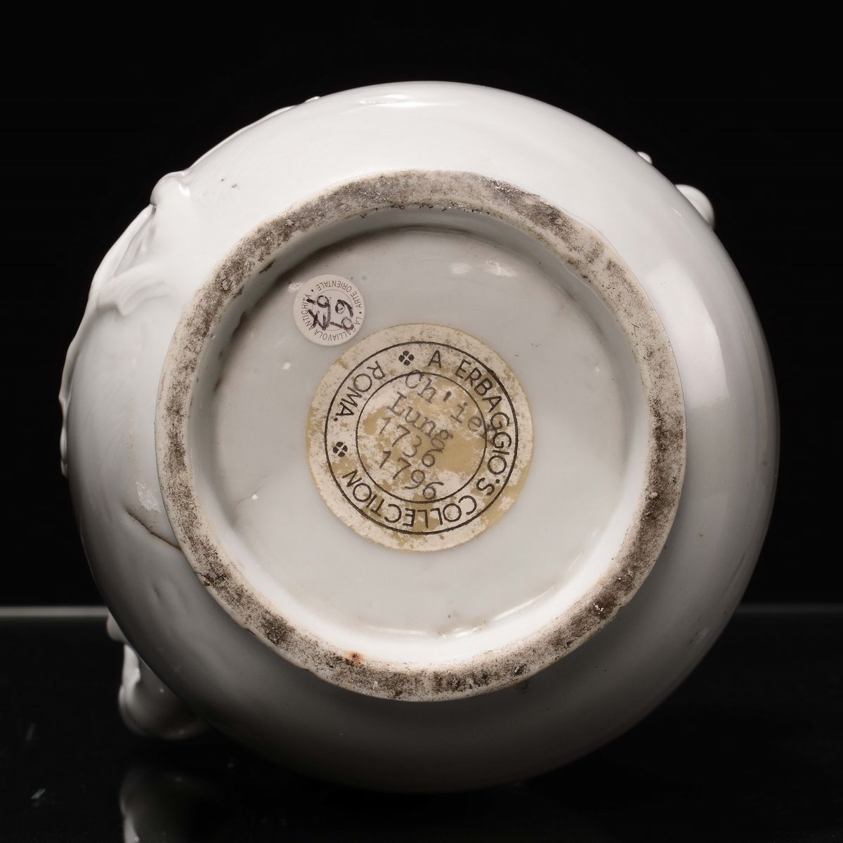 Vasetto in Porcellana Blanc De Chine Biansato con Teste di Elefanti e Fiori di Pruno a Rilievo, D...