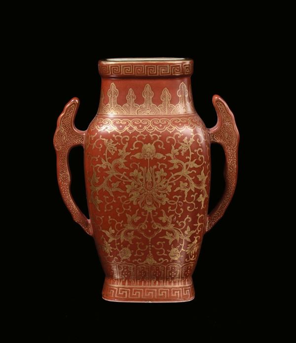 Vaso rosso in porcellana con inserti in oro, Cina, Dinastia Qing, XIX secolo
