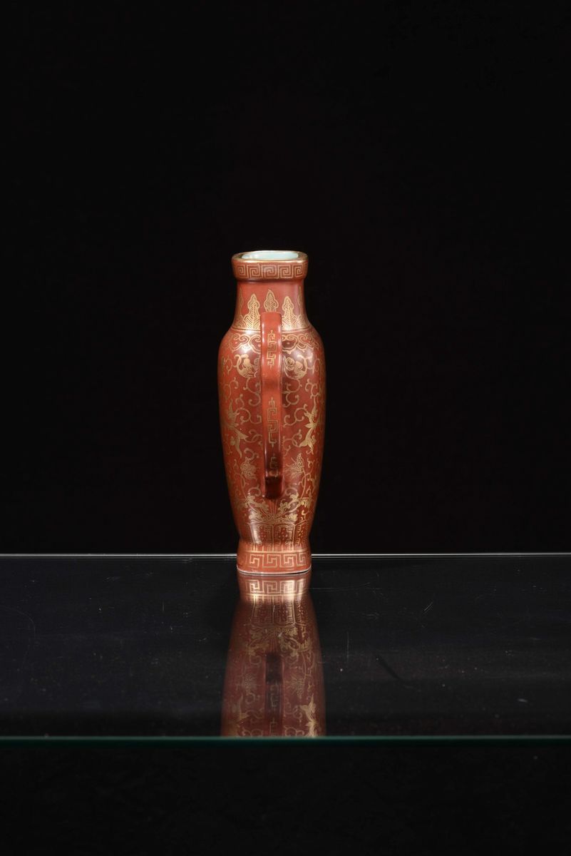 Vaso Rosso in Porcellana con Inserti in Oro, Cina, Dinastia Qing, XIX Secolo