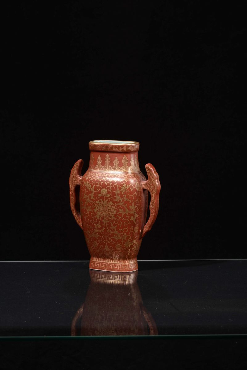 Vaso Rosso in Porcellana con Inserti in Oro, Cina, Dinastia Qing, XIX Secolo