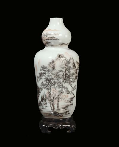 Piccolo Vaso in Porcellana Policroma Raffigurante Paesaggio e Personaggi, Cina, Dinastia Qing, XI...