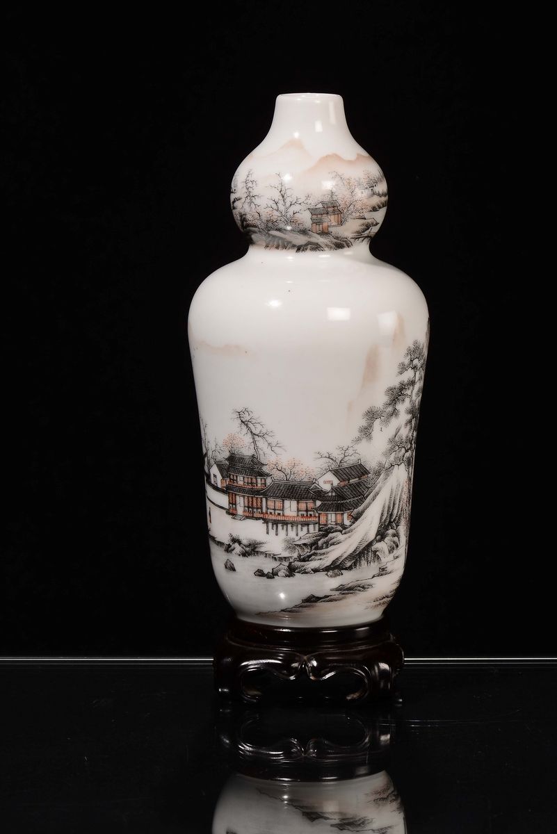 Piccolo Vaso in Porcellana Policroma Raffigurante Paesaggio e Personaggi, Cina, Dinastia Qing, XI...