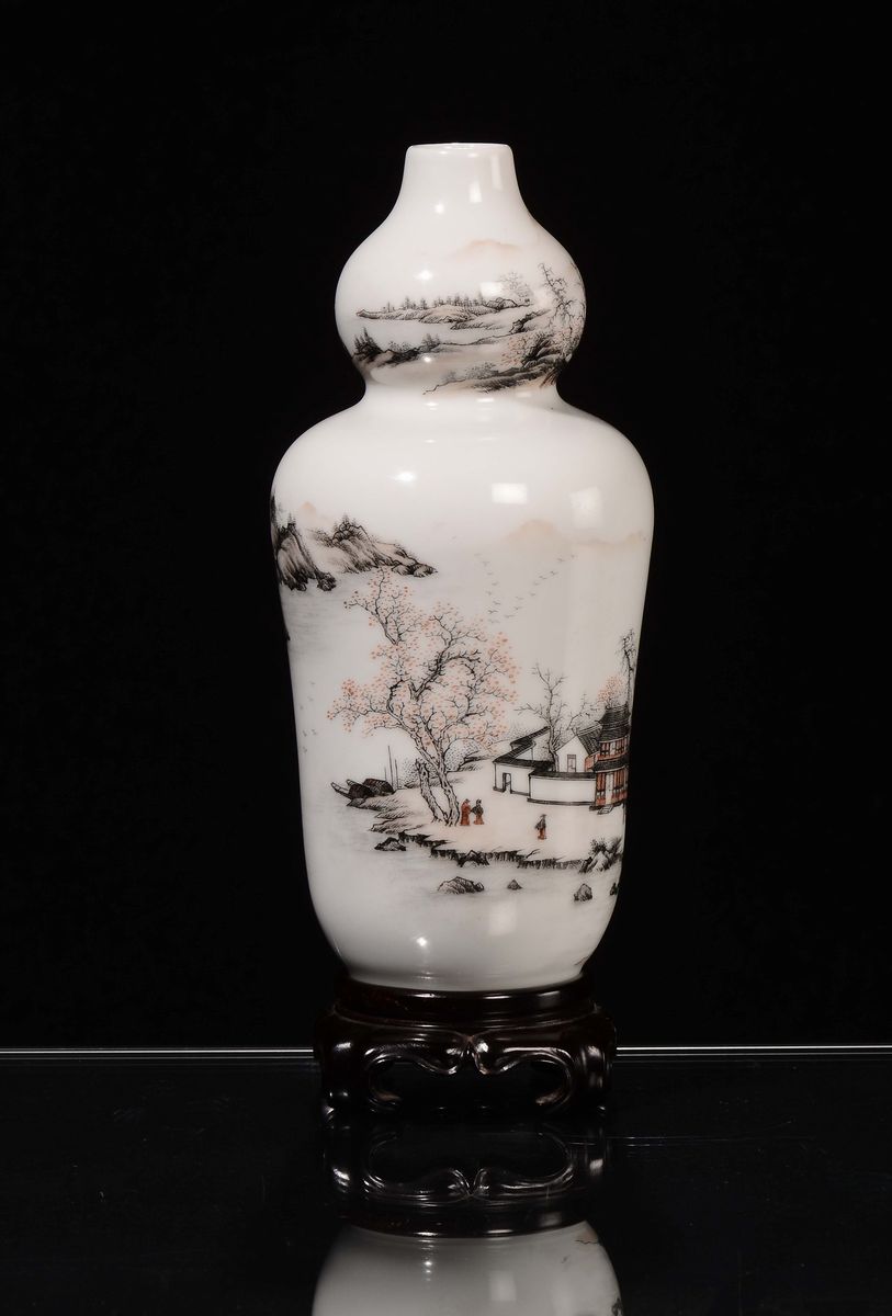 Piccolo Vaso in Porcellana Policroma Raffigurante Paesaggio e Personaggi, Cina, Dinastia Qing, XI...