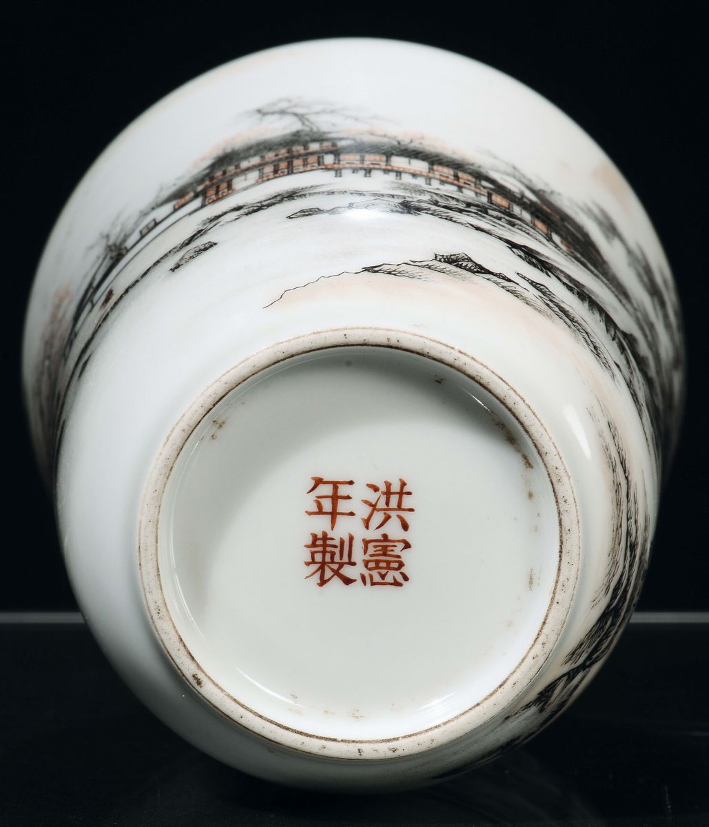 Piccolo Vaso in Porcellana Policroma Raffigurante Paesaggio e Personaggi, Cina, Dinastia Qing, XI...