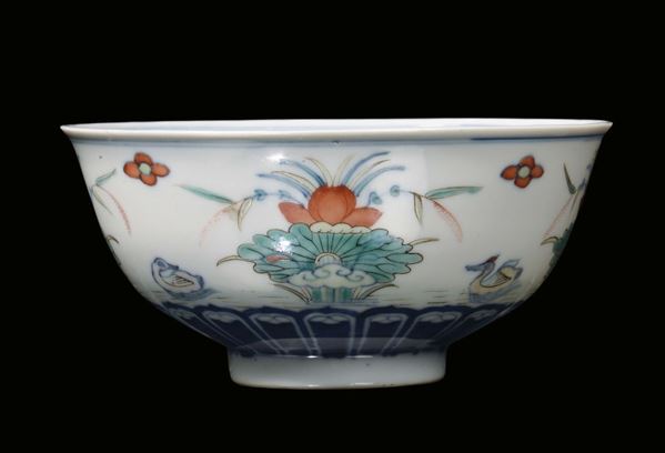 A polychrome porcelain bowl with floral decoration, Qing Dynasty, Qianlong Period (1736-1795)