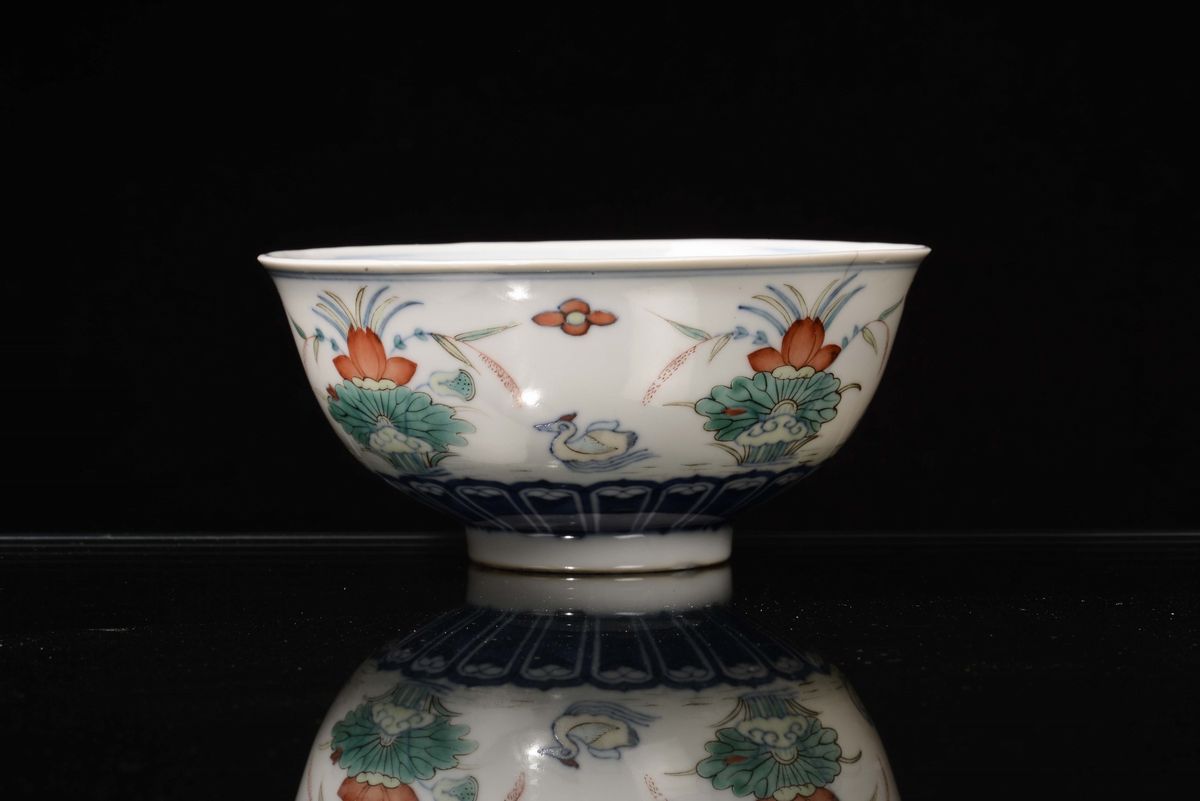 Ciotola in Porcellana Policroma con Decoro Floreale, Dinastia Qing, Epoca Qianlong (1736-1795)