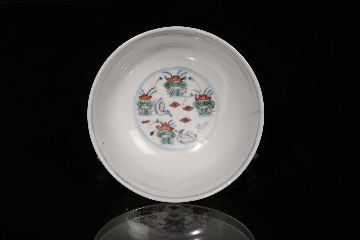 Ciotola in Porcellana Policroma con Decoro Floreale, Dinastia Qing, Epoca Qianlong (1736-1795)