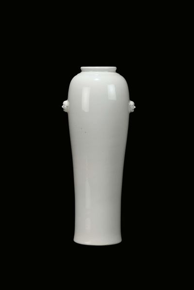 Vaso in Porcellana Blanc De Chine con Mascheroni a Rilievo, Dehua, Cina, Fine XVII Secolo