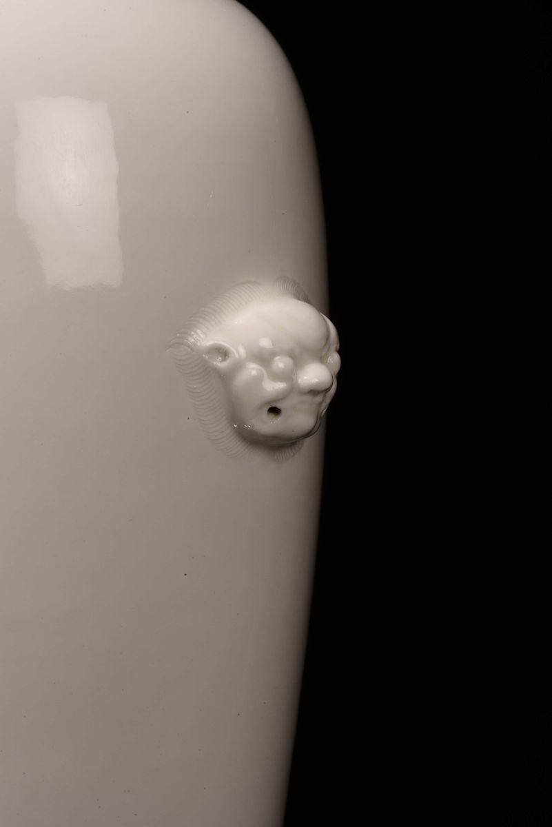 Vaso in Porcellana Blanc De Chine con Mascheroni a Rilievo, Dehua, Cina, Fine XVII Secolo