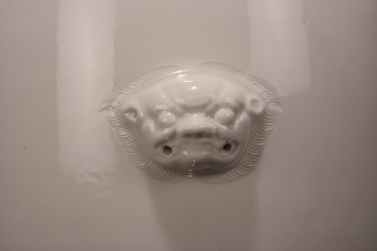 Vaso in Porcellana Blanc De Chine con Mascheroni a Rilievo, Dehua, Cina, Fine XVII Secolo