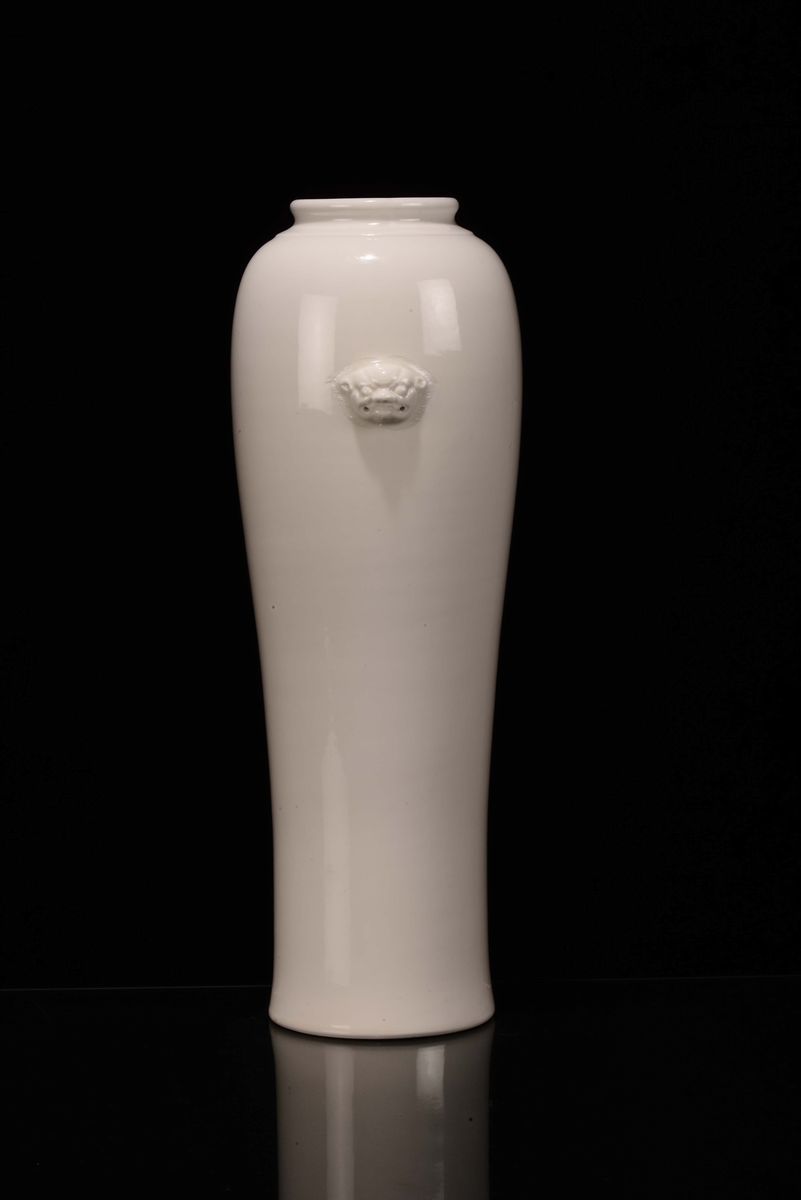 Vaso in Porcellana Blanc De Chine con Mascheroni a Rilievo, Dehua, Cina, Fine XVII Secolo