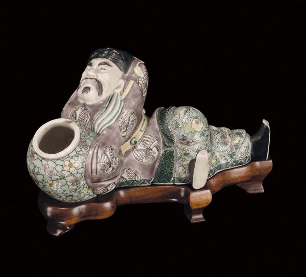 Porta inchiostro in porcellana a guisa di figura orientale distesa, Cina, Dinastia Qing, XIX secolo