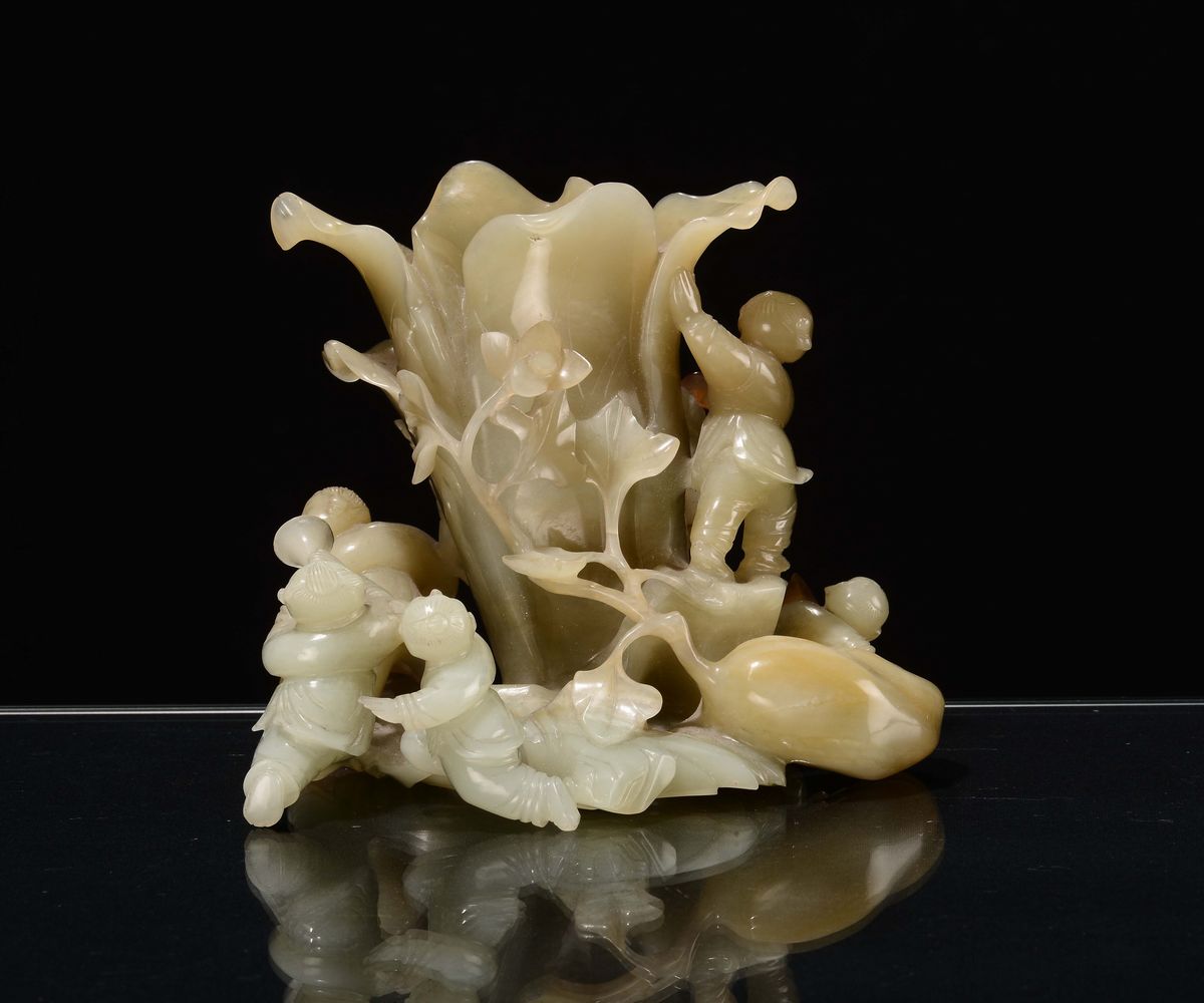 Vasetto in Giada Celadon con Bambini e Vegetazione, Cina, XX Secolo