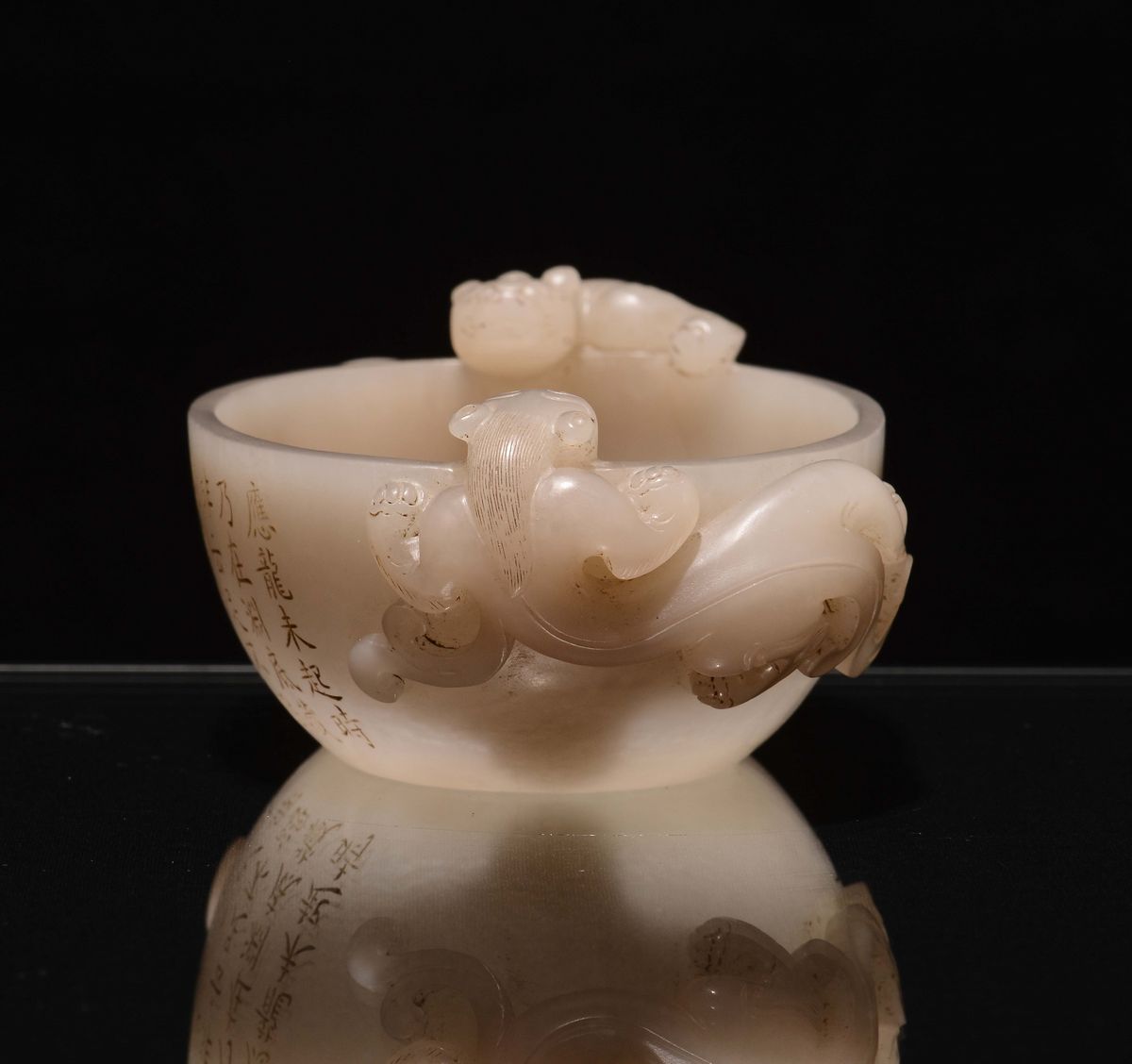 Vaschetta in Giada Scolpita con Iscrizioni, Cina, Dinastia Qing, XIX Secolo