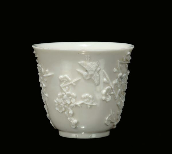 Coppa da libagione in porcellana Blanc de Chine con fiori di pruno a rilievo, Dehua, Cina, Dinastia Qing, fine XVII secolo