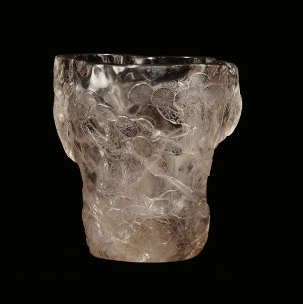 Vaso in cristallo di rocca scolpito con elementi naturalistici, Cina, Dinastia Qing, Periodo Qinalong (1736-1795)