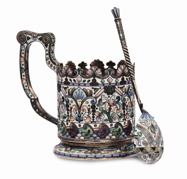Bicchiere (Kovsh) con cucchiaio in argento e smalti cloisonnè. Punzoni russi in uso dal 1908 al 1917