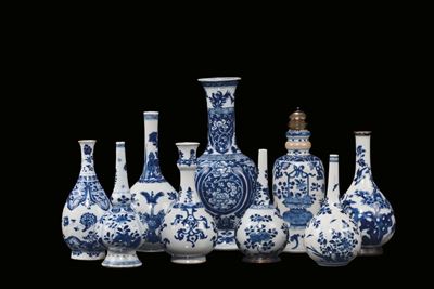 Collezione di Nove Vasi Ad Ampolla in Porcellana Bianca e Blu, Cina, Dinastia Qing, XVIII Secolo