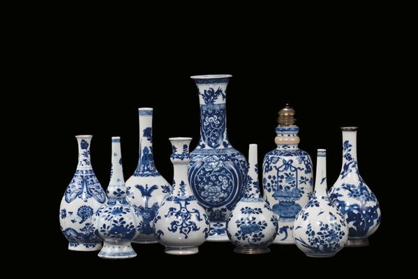 Collezione di nove vasi ad ampolla in porcellana bianca e blu, Cina, Dinastia Qing, XVIII secolo