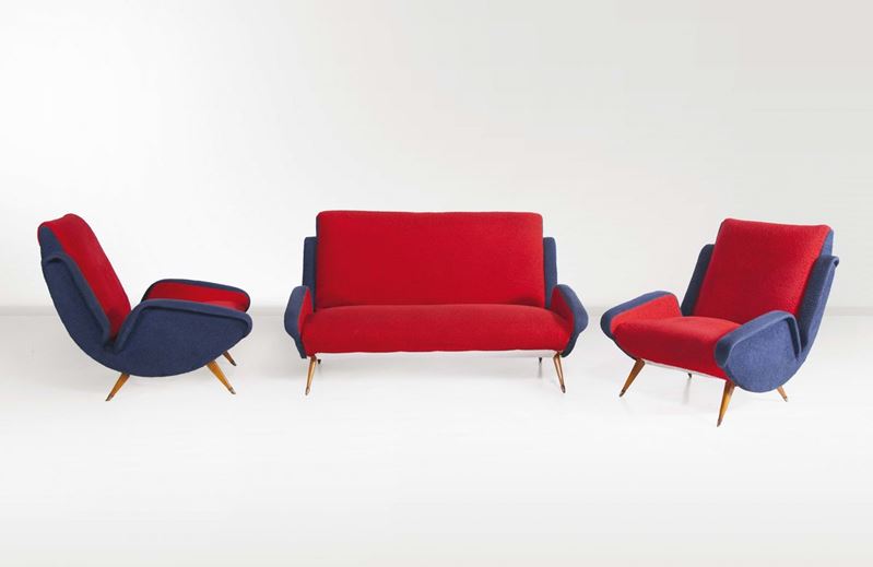 Salotto composto da divano e due poltrone in legno con rivestimenti in tessuto. Prod. Italia, 1950 ca.  - Asta Design - Cambi Casa d'Aste