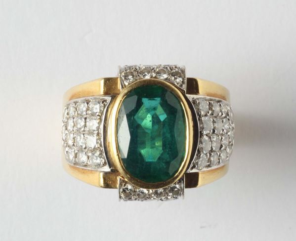 Anello con smeraldo taglio ovale con diamanti a contorno
