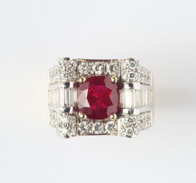 Anello con Rubino, Thailandia. Diamanti a Contorno