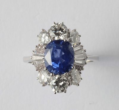 Anello con Zaffiro Centrale di Ct 4,00 Sri Lanka. Nessuna Indicazione di Riscaldamento. Diamanti ...