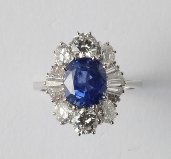 A sapphire and diamond cluster ring. Accompanied by R.A.G report. Laboratory stating that the sapphire weighing ct 4,00 circa. No indication of heating (NTE)