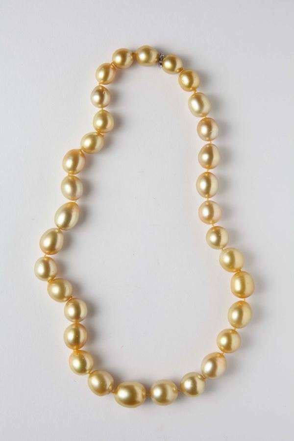 A cultured pearls of golden tint necklace. Accompanied by R.A.G report. Natural colour