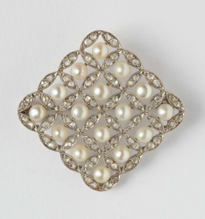 Spilla con piccole rose di diamanti e piccole perle  - Asta Argenti, Orologi e Gioielli Antichi e Contemporanei - Cambi Casa d'Aste