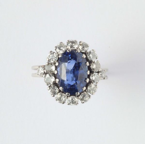 A sapphire and diamond ring. The sapphire weighing ct 5,00 circa. No indication of heating (NTE)