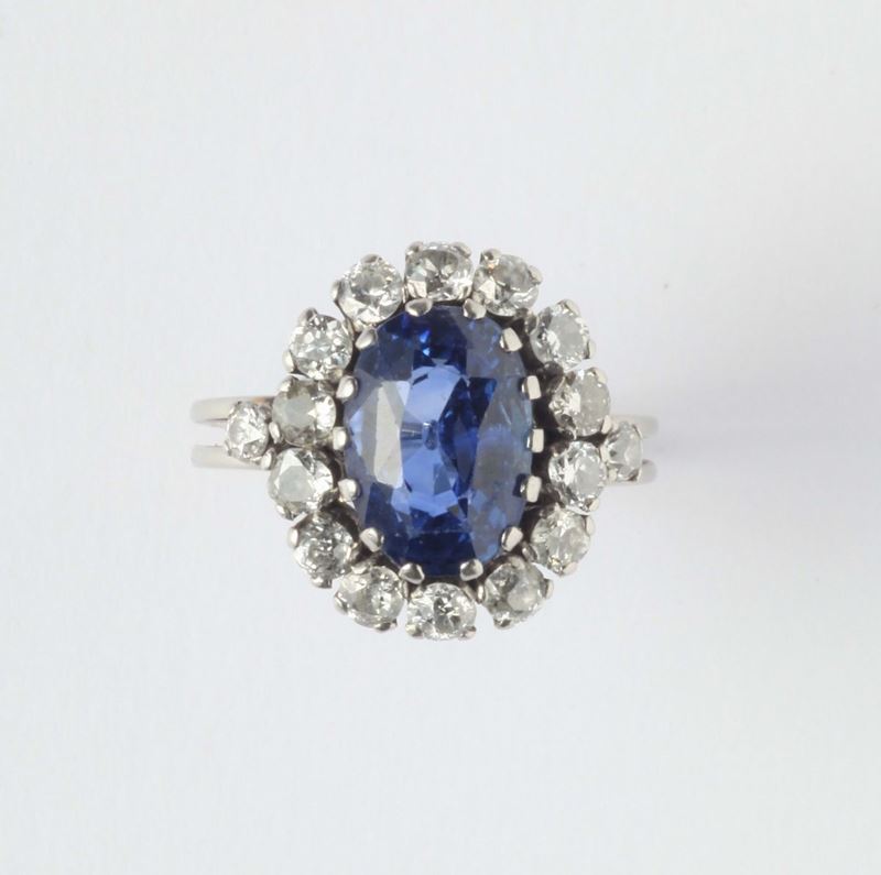 A sapphire and diamond ring. The sapphire weighing ct 5,00 circa. No indication of heating (NTE)  - Auction Silver, Watches, Antique and Contemporary Jewelry - Cambi Casa d'Aste