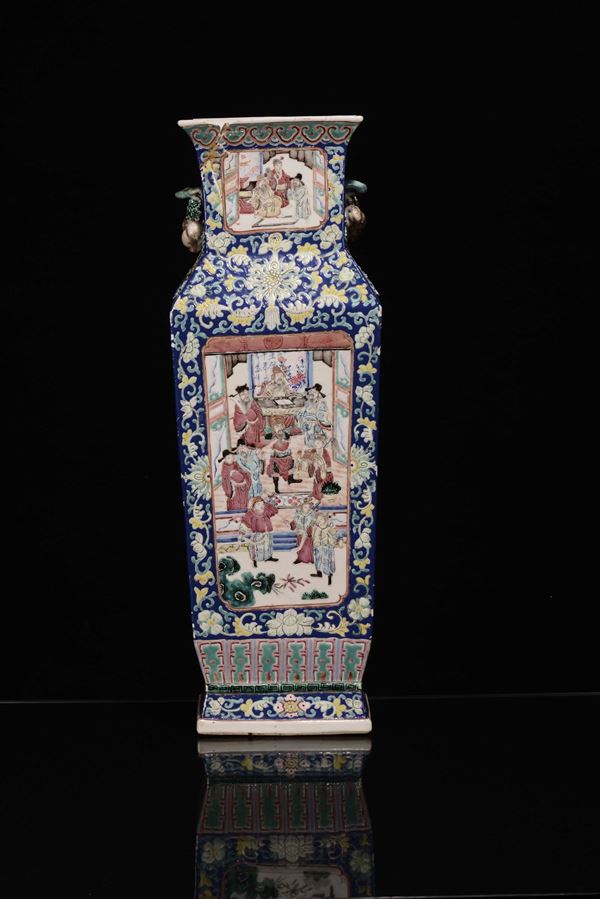 Vaso in porcellana Famiglia Rosa con scene di vita comune entro riserve, decori floreali e anse sagomate, Cina, Dinastia Qing, XIX secolo