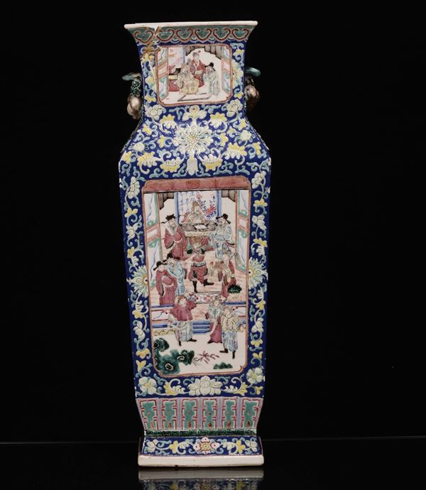 Vaso in porcellana Famiglia Rosa con scene di vita comune entro riserve, decori floreali e anse sagomate, Cina, Dinastia Qing, XIX secolo