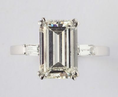Anello con Diamante Taglio Smeraldo di Ct 3,20ca