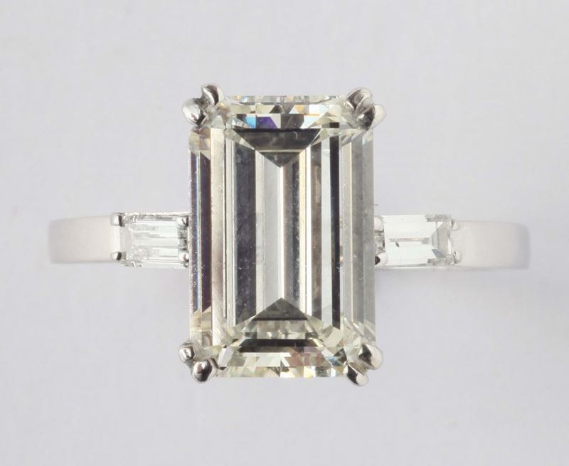 Anello con diamante taglio smeraldo di ct 3,20ca  - Asta Argenti, Orologi e Gioielli Antichi e Contemporanei - Cambi Casa d'Aste