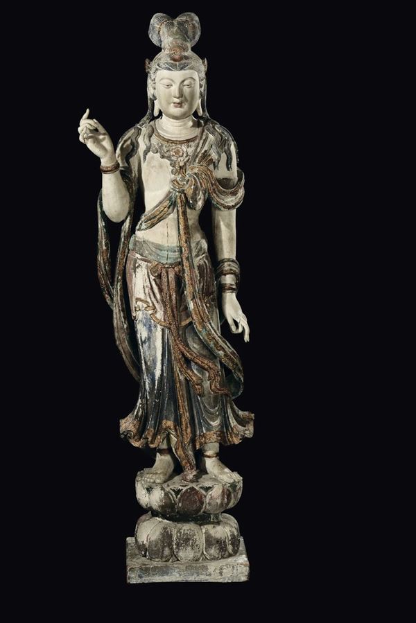 Grande e importante figura di Bodhisattva eretto su fiore di loto scolpita in legno con policromia e dorature, Cina, Dinastia Ming, XV secolo