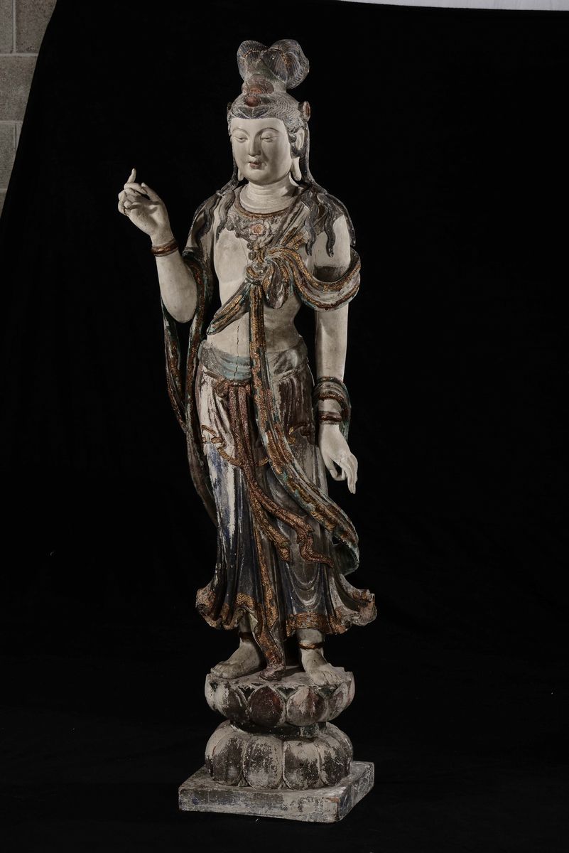 Grande e Importante Figura in Legno Scolpito Policromo Raffigurante Divinità, Dinastia Ming, XVII...