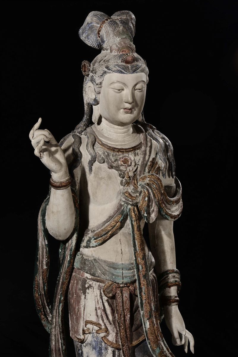 Grande e Importante Figura in Legno Scolpito Policromo Raffigurante Divinità, Dinastia Ming, XVII...