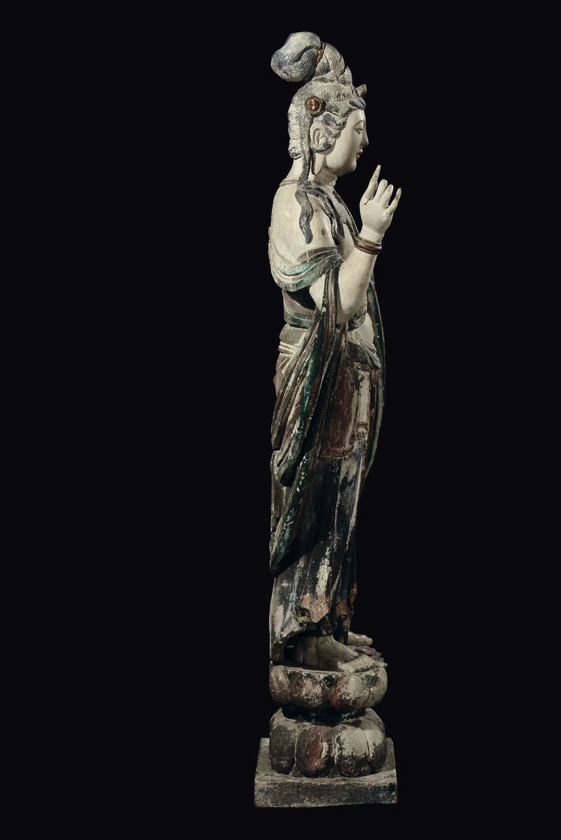 Grande e Importante Figura in Legno Scolpito Policromo Raffigurante Divinità, Dinastia Ming, XVII...