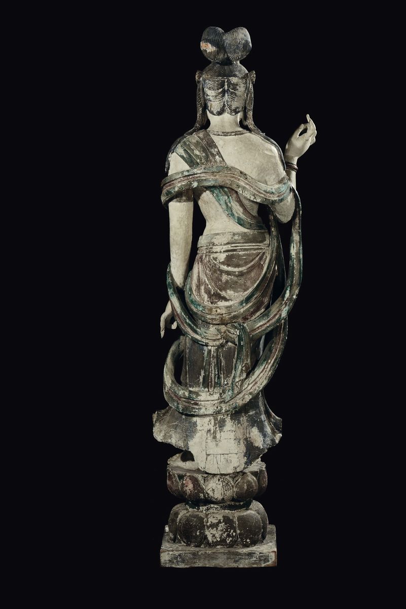 Grande e Importante Figura in Legno Scolpito Policromo Raffigurante Divinità, Dinastia Ming, XVII...
