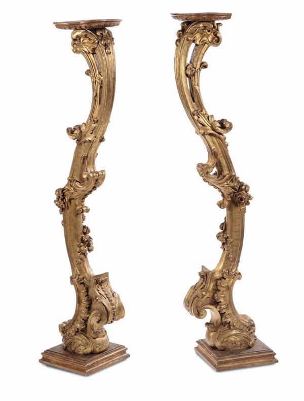 Coppia di alti reggi cero in legno intagliato e dorato, XVIII secolo