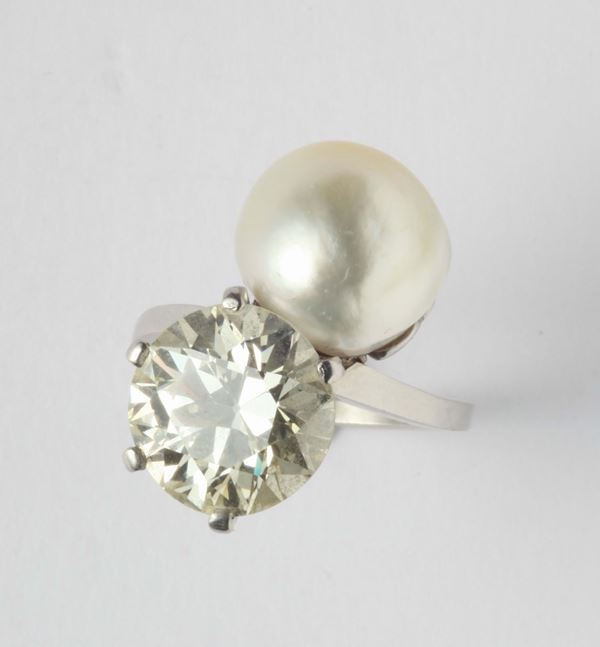 A natural pearl, diamond weighing ct 4,75 and platinum ring