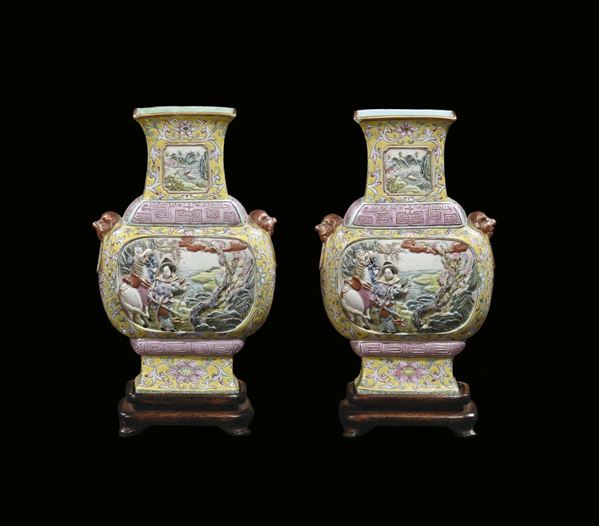 Coppia di vasi in porcellana policroma a fondo giallo con personaggi in rilievo, Cina, Repubblica, fine XIX secolo