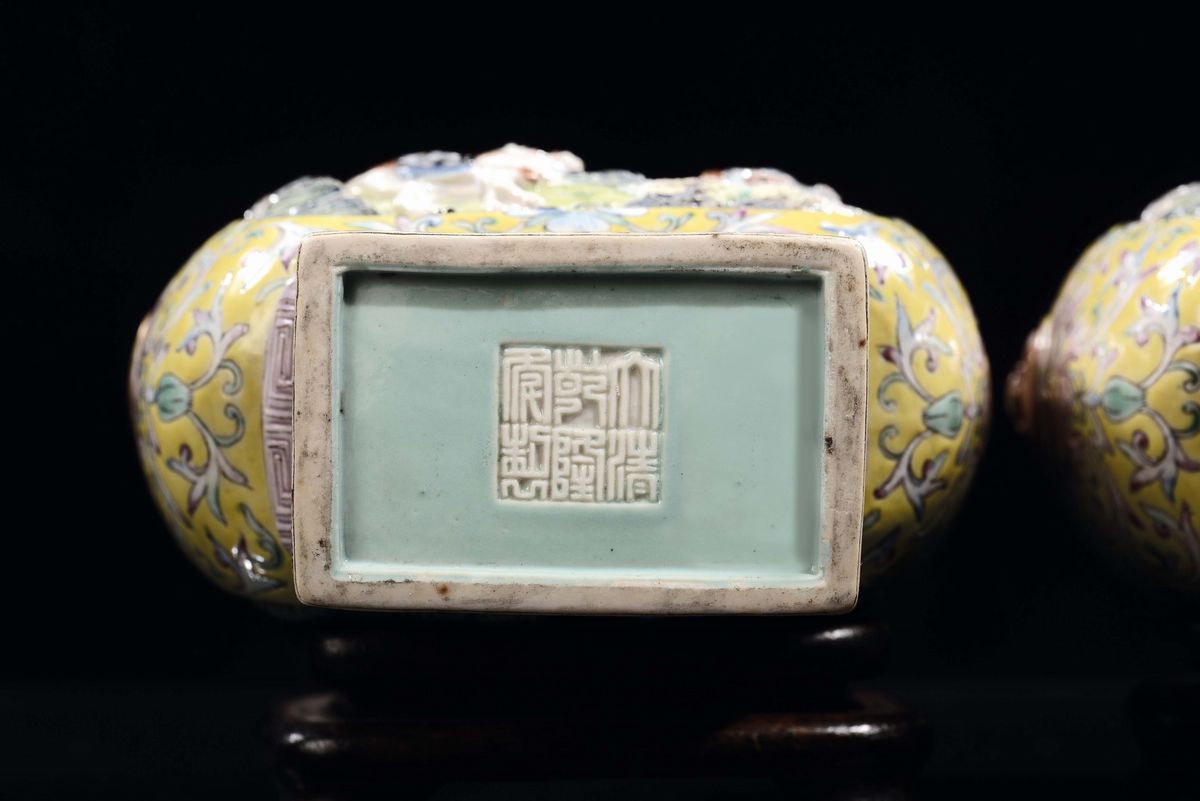 Coppia di Vasi in Porcellana Policroma con Personaggi in Rilievo, Cina, Repubblica, XX Secolo